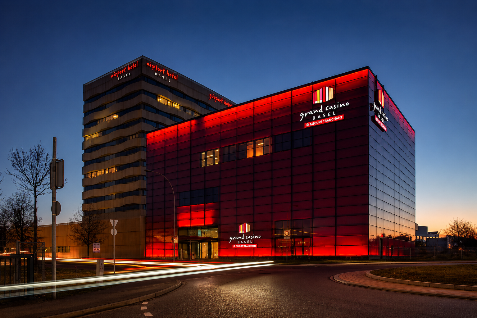 Fassade des Grand Casino Basel bei Nacht